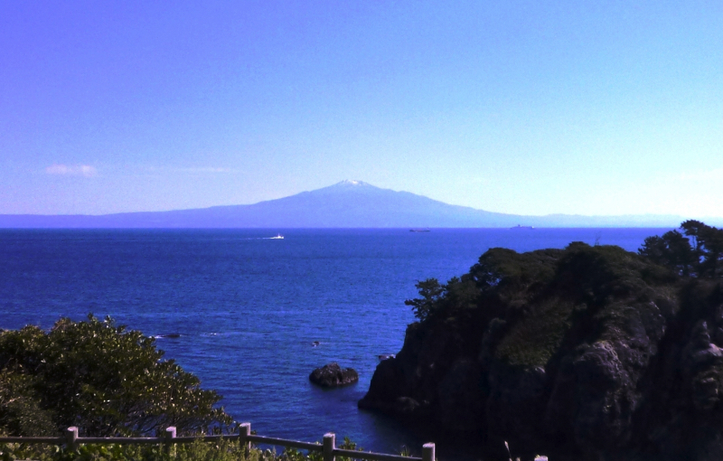 30「日本海の不思議アイランド」飛島から見る日本海と鳥海山の眺望