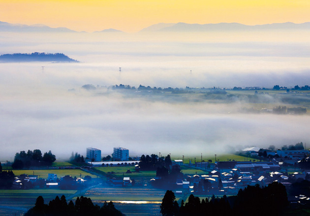 24どんでん平ゆり園展望台から見る日本一の田園散居集落