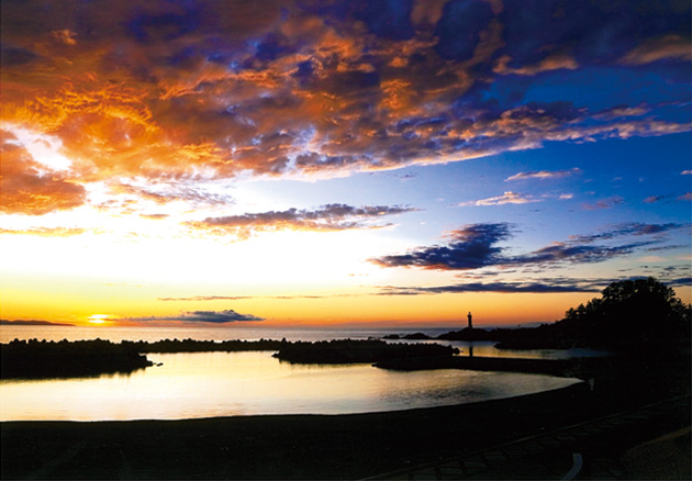 27マリンパークねずがせきから見る夕暮れの日本海と弁天島の眺め