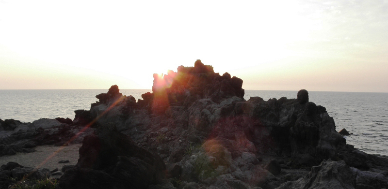 33遊佐町吹浦海岸から見る十六羅漢岩と日本海