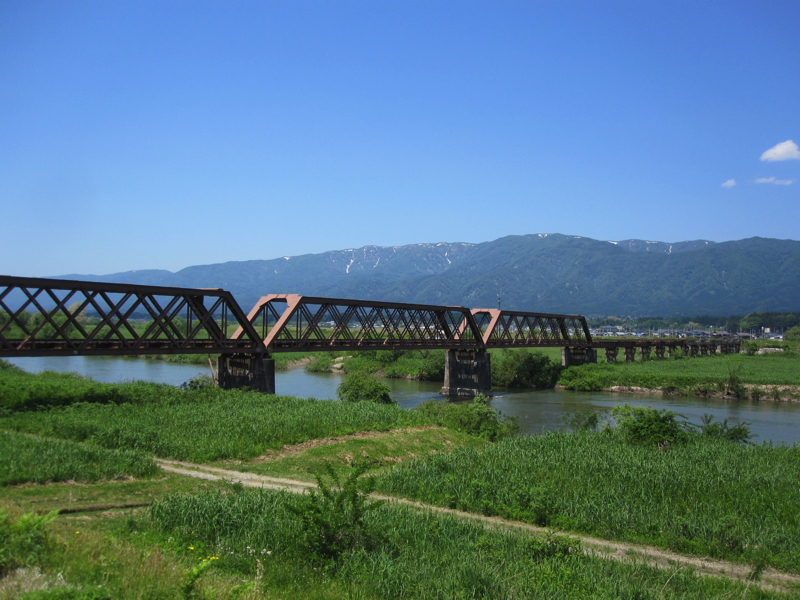23一世紀を超えても活躍を続ける鉄道橋“荒砥鉄橋”と最上川
