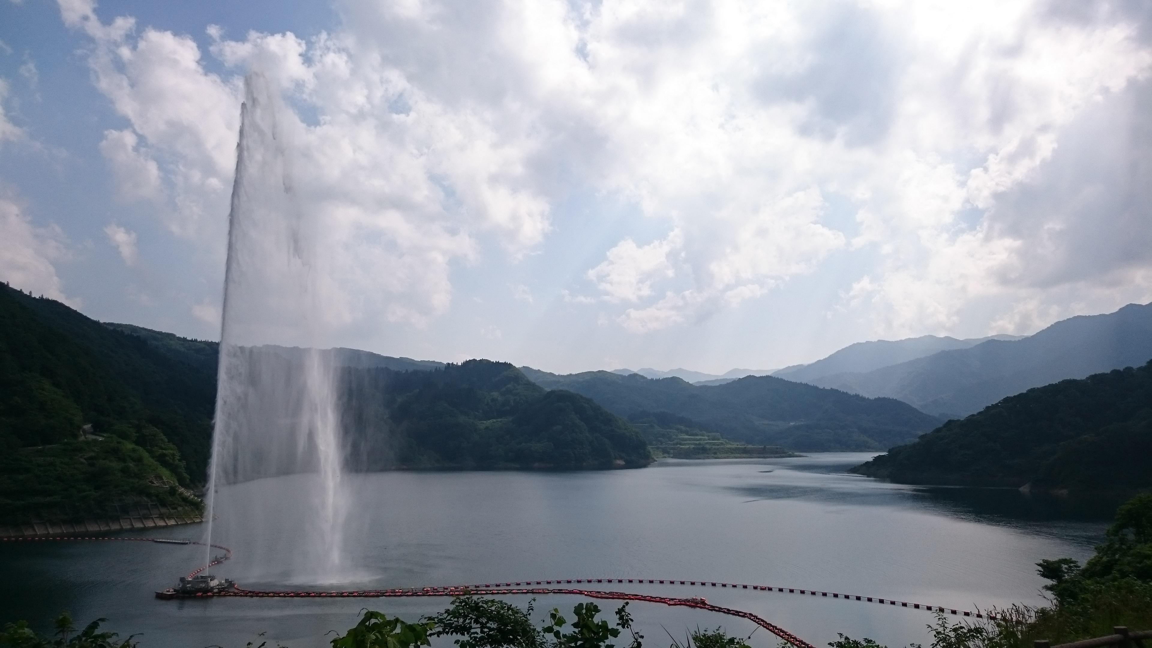 39寒河江ダム展望広場から見る高さ日本一の大噴水と水の魅力
