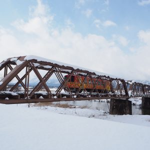 紅花列車 雪の荒砥鉄橋を行く