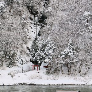 雪見船が通る白糸の滝