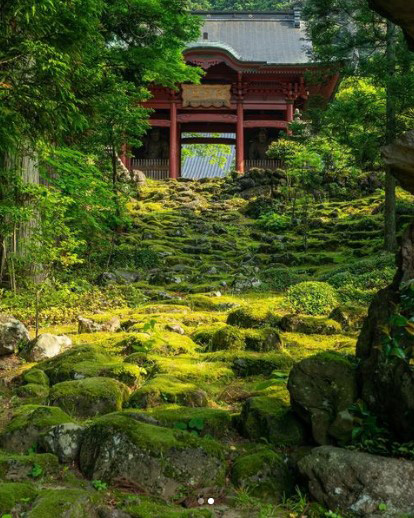 99遊佐町の古刹・永泉寺で見る　苔石の参道と山門