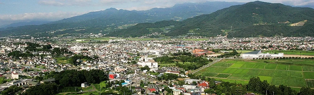 【第５号】花咲山展望台からの上山市街地とそれをとりまく山々の眺め